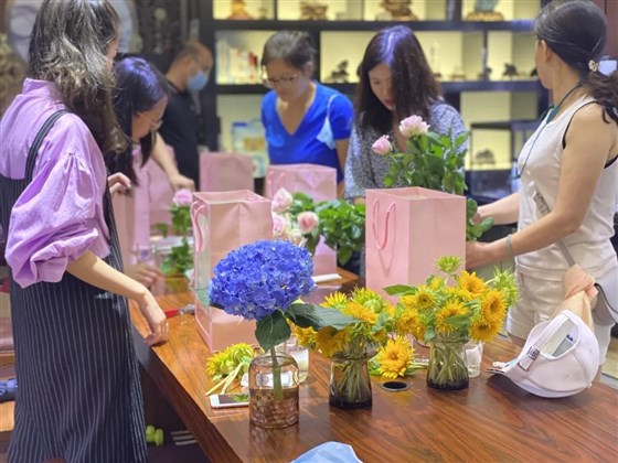 深圳珍石轩天然水晶世家华侨城店插花沙龙01