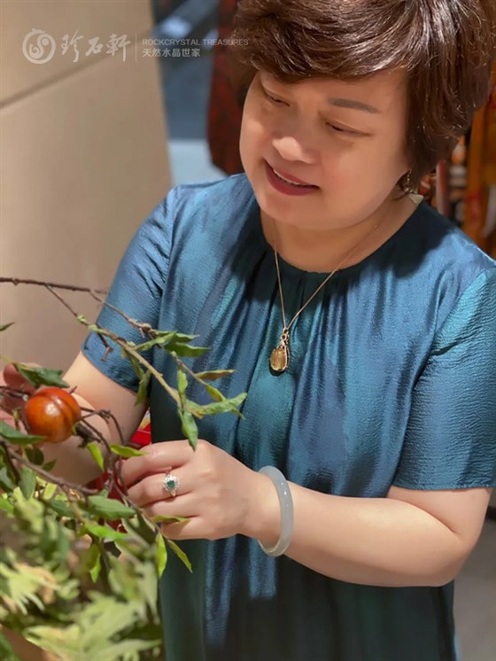 珍石轩老板娘收藏的钛发晶吊坠