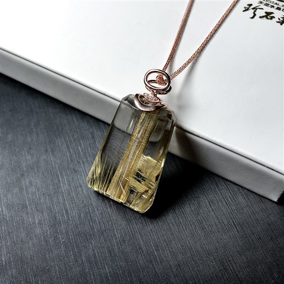 G18K金镶天然钛发晶吊坠一口价42800 (1) G18K金镶天然钛发晶吊坠一口价42800 (1)