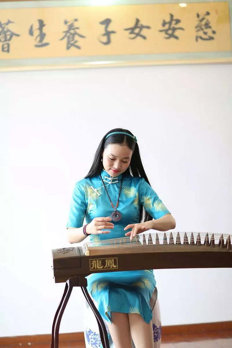 中式旗袍搭配紫玉髓平安扣一场旗袍与珍石轩宝石的邂逅