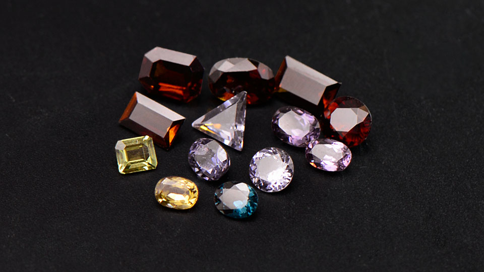 多种多彩的尖晶石颜色