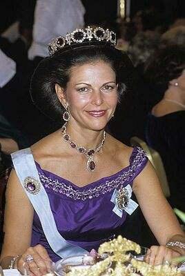瑞典王后佩戴紫水晶王冠