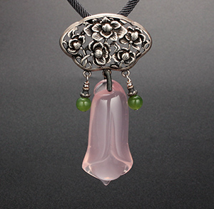 天然芙蓉晶（粉水晶）玉兰花雕刻链坠
