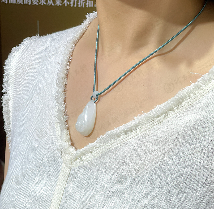 和田白玉莲花多子多福吊坠